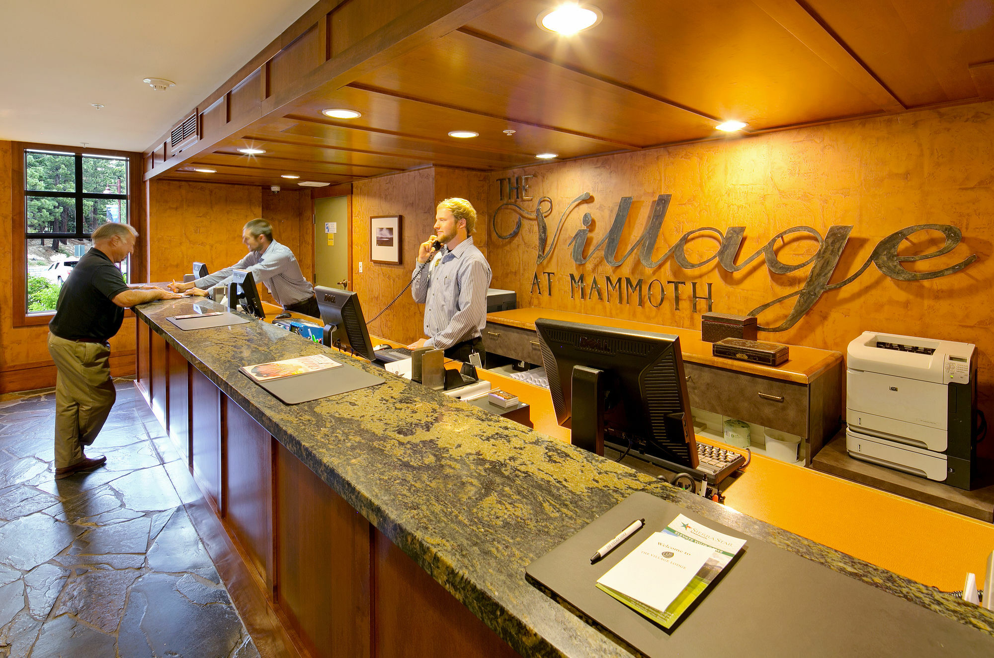 The Village Lodge Маммот Лейкс Экстерьер фото